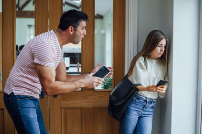 Conflit entre un papa et son ado à propos des téléphones portables