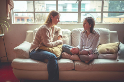 Une mère qui fait de l'écoute active avec sa fille