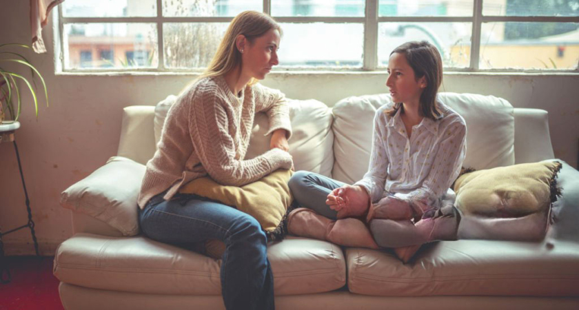 Une mère qui fait de l'écoute active avec sa fille