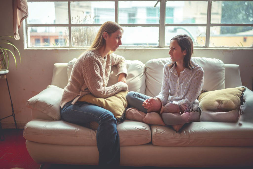 Une mère qui fait de l'écoute active avec sa fille