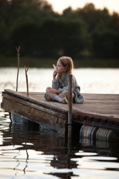 Fillette seule pensive sur un ponton