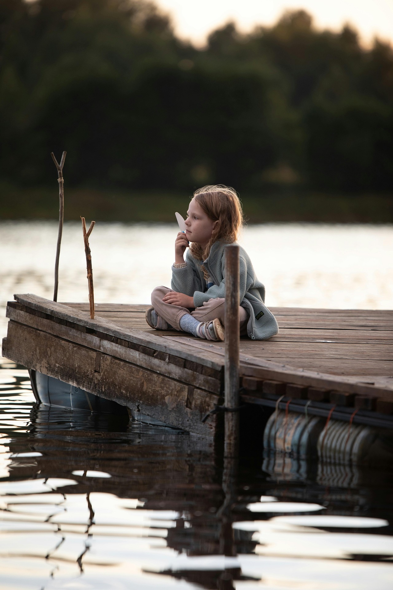 Fillette seule pensive sur un ponton