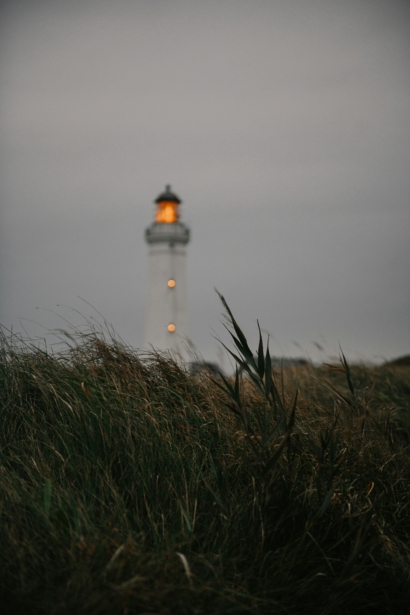 Un phare allumé dans une ambiance sombre