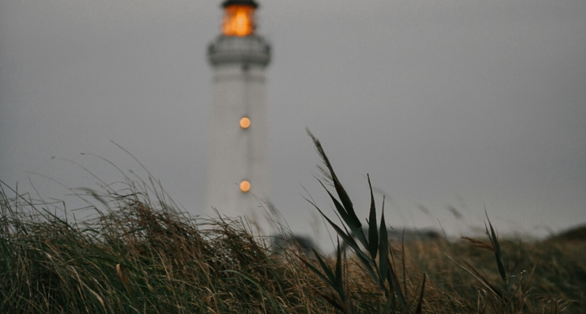 Un phare allumé dans une ambiance sombre