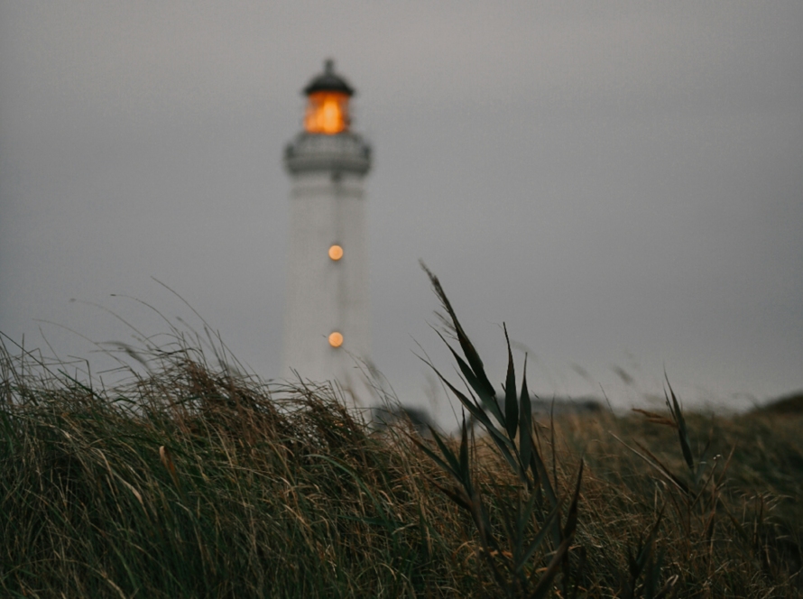 Un phare allumé dans une ambiance sombre