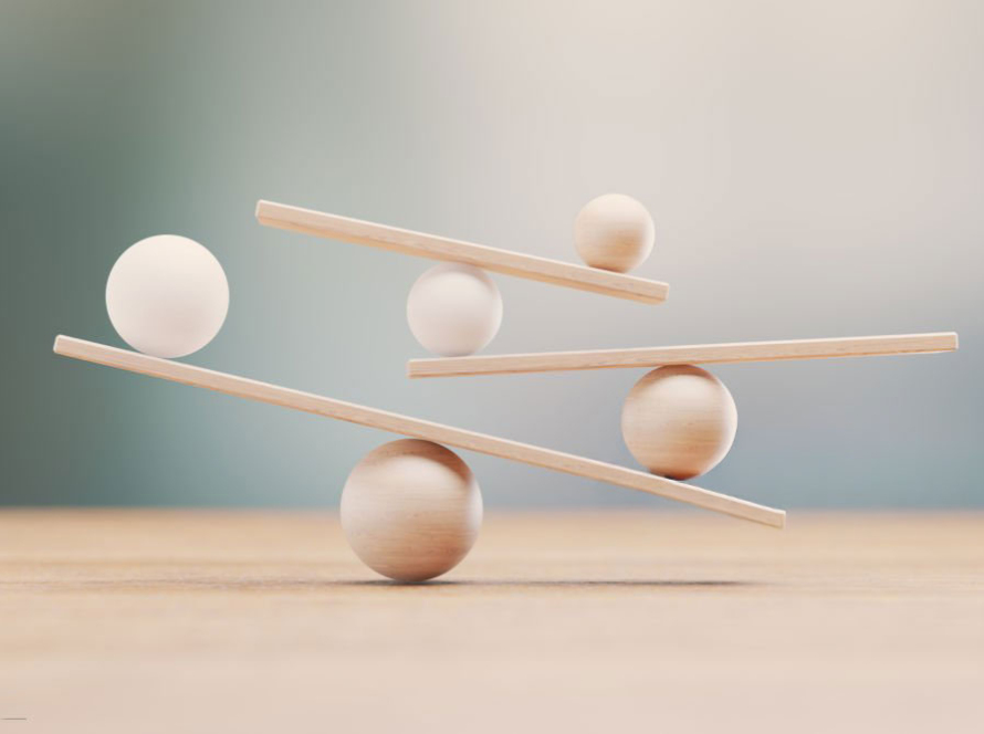 Illustration symbolisant l’équilibre entre bienveillance et cadre éducatif, avec des formes en bois en équilibre instable représentant les ajustements nécessaires en éducation.