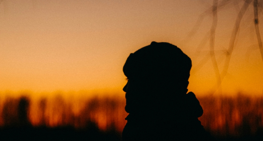 Un homme seul au crépuscule