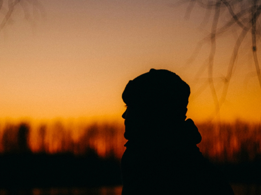 Un homme seul au crépuscule